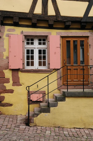 Das kleine Dorf riquewihr im Elsass — Stockfoto