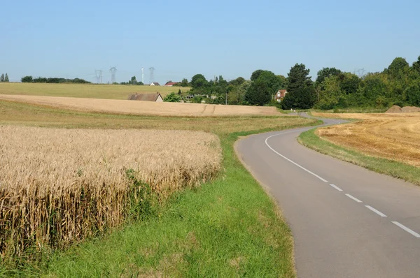 Frankreich, eine landstraße in jumeauville — Stockfoto