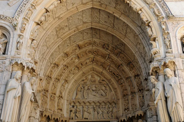Kathedrale von Chartres, Statuen auf der Veranda — Stockfoto