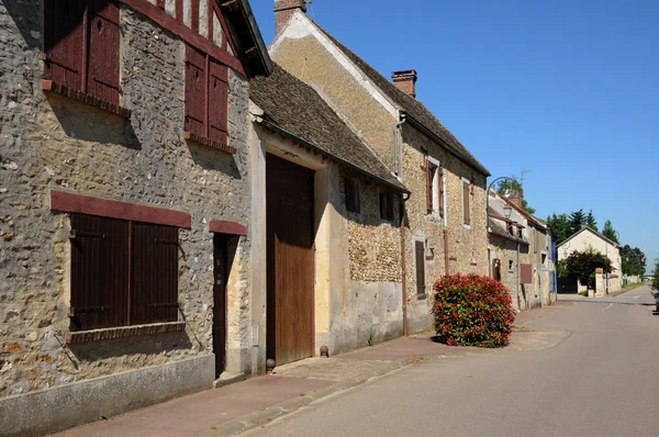 Yvelines, a aldeia de Arnouville les Mantes em les Yvelines — Fotografia de Stock