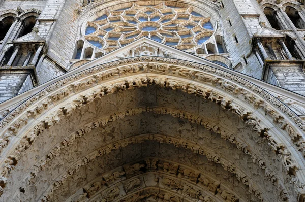 Bir Chartres, heykeller verandada Katedrali — Stok fotoğraf