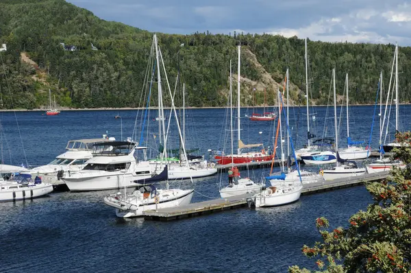 Quebec, boten in de haven van tadoussac — Stockfoto