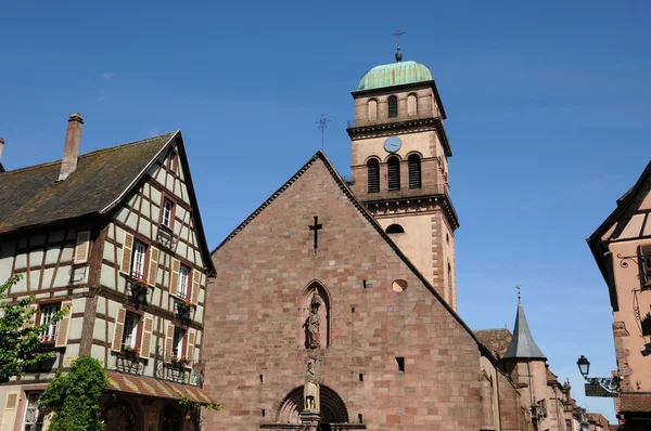 Церква Kaysersberg у провінції Alsace — стокове фото