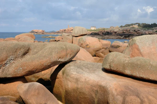 Růžový granit skály v ploumanac h — Stock fotografie