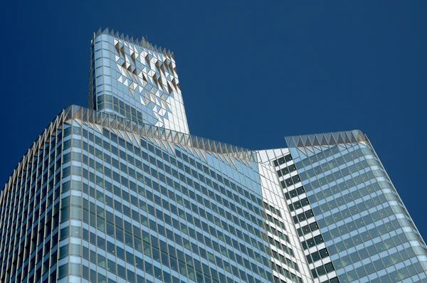 França, edifício moderno no distrito de La Defense — Fotografia de Stock