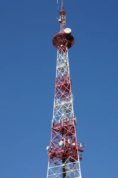 Verticale foto van antennes op een pyloon — Stockfoto