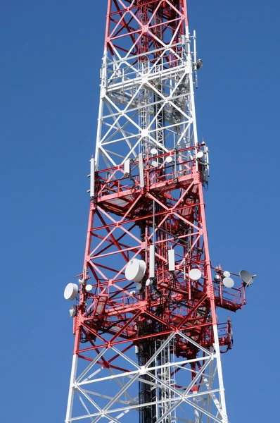 Vertikale Aufnahme von Antennen auf einem Pylon — Stockfoto