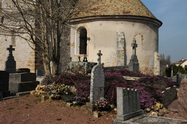 Francia, la iglesia de Bazoches sur Guyonne — Foto de Stock