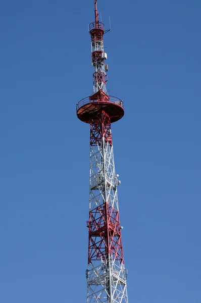 Verticale foto van antennes op een pyloon — Stockfoto