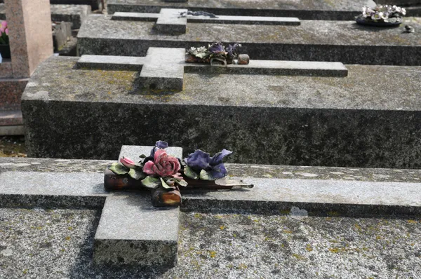 Ile de France, el cementerio de Wy dit Joli Village en Val d Oise — Foto de Stock