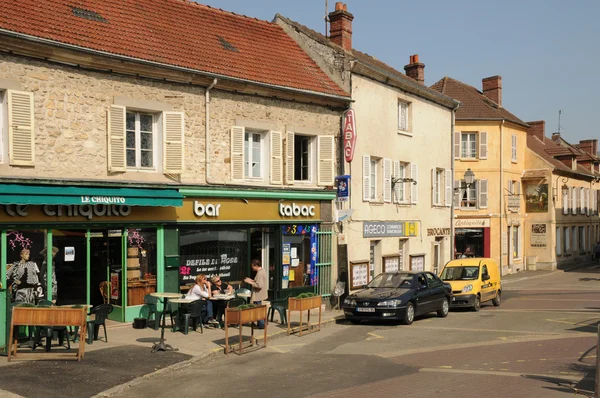 Kyrkan och byn vetheuil i val d oise — Stockfoto