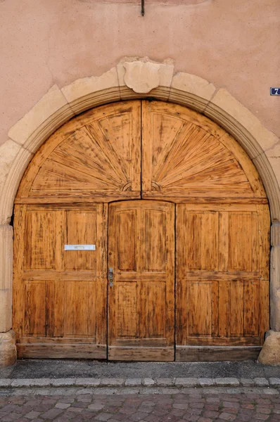 Alsacia, una vieja puerta en Turckheim en Haut Rhin — Foto de Stock