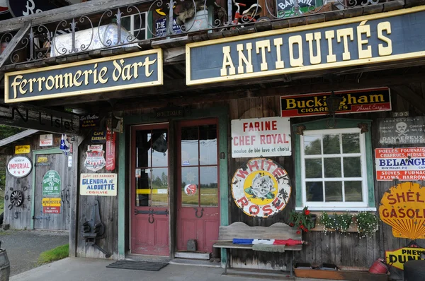 Quebec, una tienda de antigüedades en Saint Jean Port Joli — Foto de Stock