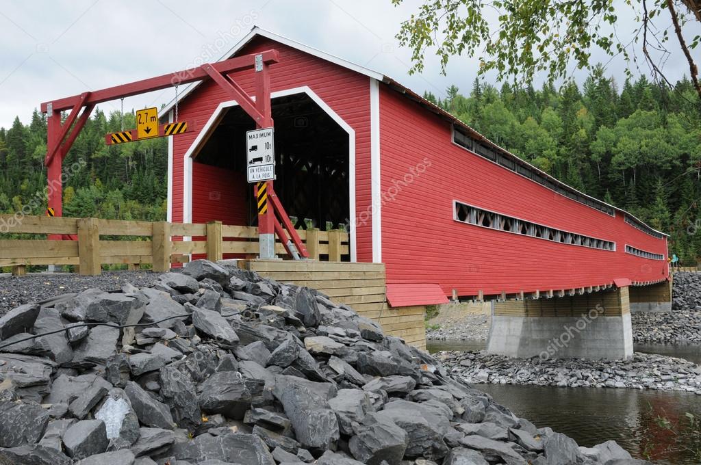 Québec, un pont couvert de rouge sur la rivière Matapedia en Gaspésie