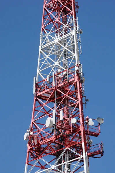 Vertikale Aufnahme von Antennen auf einem Pylon — Stockfoto