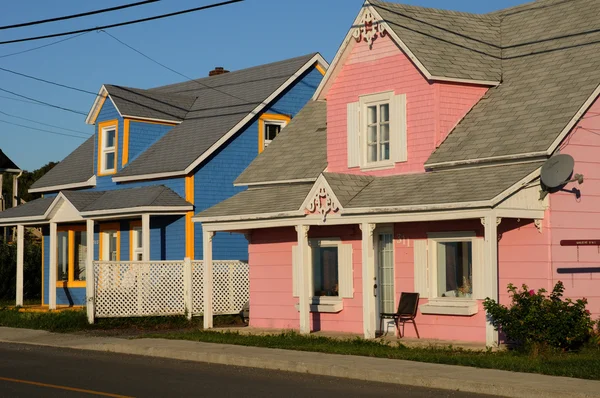 Casas azuis e rosa — Fotografia de Stock