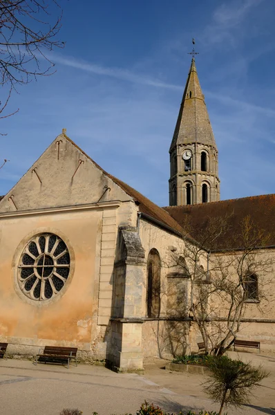 レ イヴリーヌ県オルジュヴァルの教会 — ストック写真