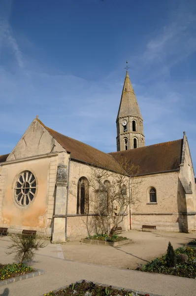 レ イヴリーヌ県オルジュヴァルの教会 — ストック写真