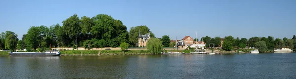 Francia, la ciudad de Triel sur Seine —  Fotos de Stock