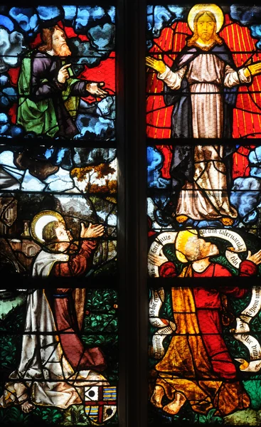 Jendela kaca patri di gereja Saint Martin of Triel — Stok Foto