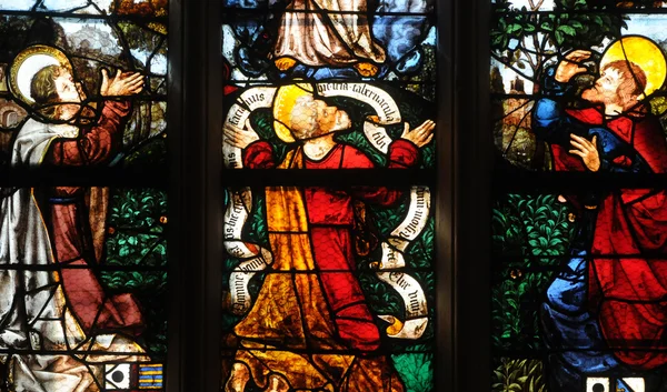 Glassmaleri i kirken Sankt Martin av Triel – stockfoto