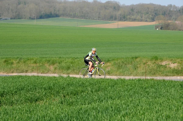 Frankreich, Radfahrer auf einer kleinen Straße in sagy — Stockfoto