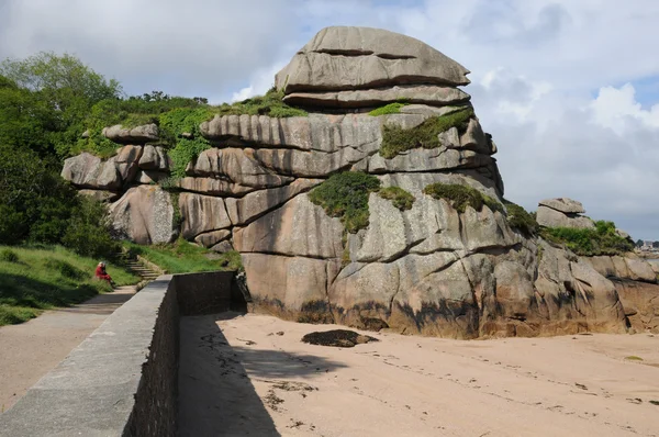Bretagne, granit różowy skały w miejscowości ploumanach — Zdjęcie stockowe