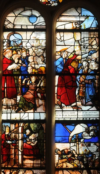Witraż w kościele saint martin o triel — Zdjęcie stockowe