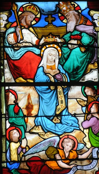 Glassmaleri i kirken Sankt Martin av Triel – stockfoto