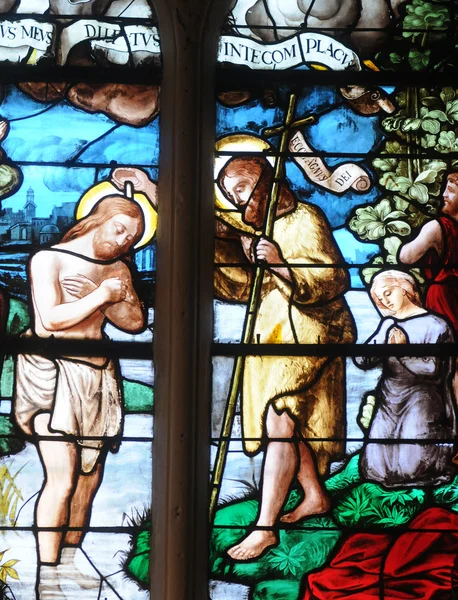 Vetrata nella chiesa di San Martino di Triel — Foto Stock