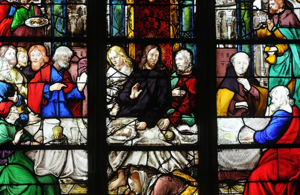 Farvede glas vindue i kirken Saint Martin of Triel - Stock-foto