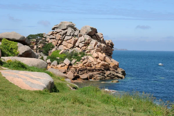 Bretagne, granit różowy skały w miejscowości ploumanach — Zdjęcie stockowe