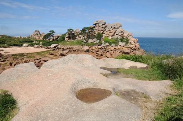 Bretagne, růžové kameny granit v ploumanach — Stock fotografie