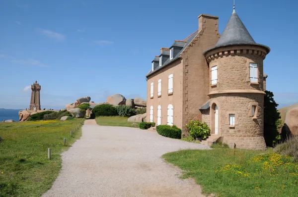 Frankreich, der Leuchtturm von Ploumanach in der Bretagne — Stockfoto