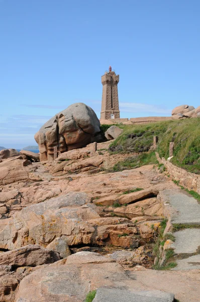 França, o farol de Ploumanach na Bretanha — Fotografia de Stock