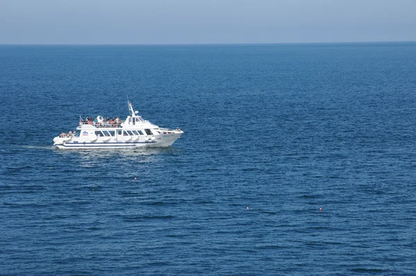 Bretagne, tourism boat in Ploumanach — Stock Photo, Image