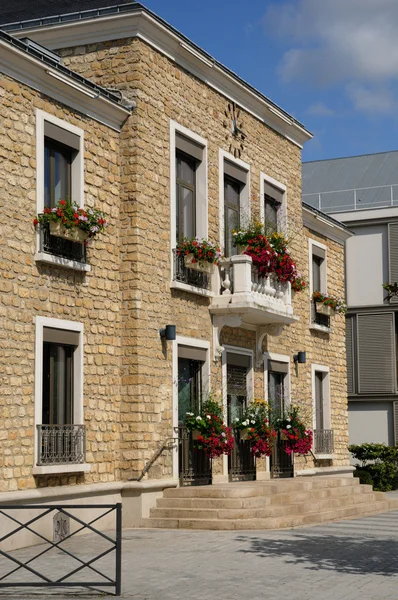 exterior de casa de dos pisos con patio delantero paisaje — Foto de