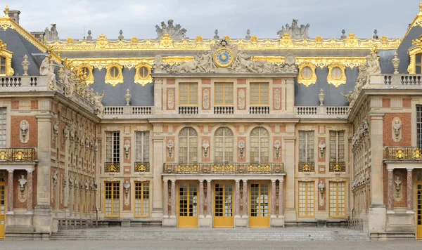 Die Fassade des Schlosses von Versailles in Frankreich — Stockfoto