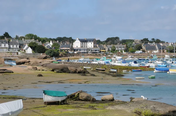 Bretagne, a festői Ploumanach kikötő — Stock Fotó