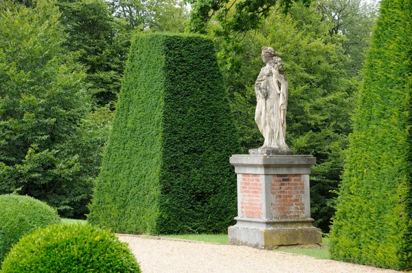 Francia, el jardín del castillo de Breteuil — Foto de Stock