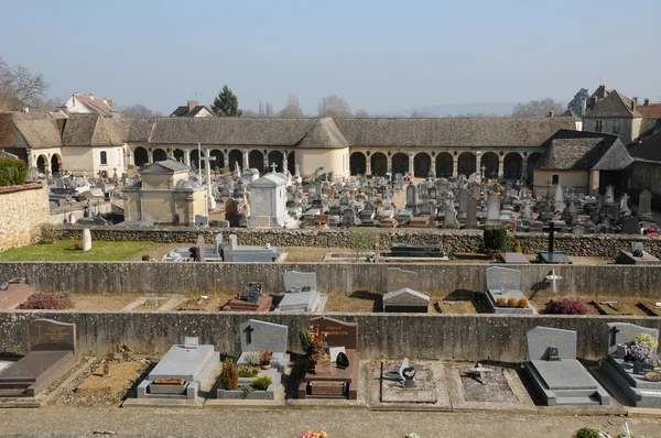 Frankrike, på kyrkogården av montfort-l amaury — Stockfoto