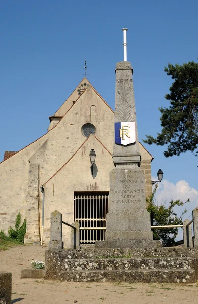 Francia, la antigua iglesia de Courdimanche — Foto de Stock