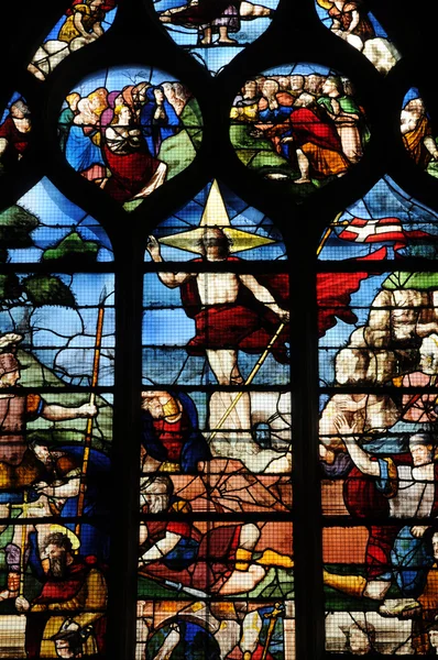 Francia, la chiesa di Montfort l Amaury — Foto Stock