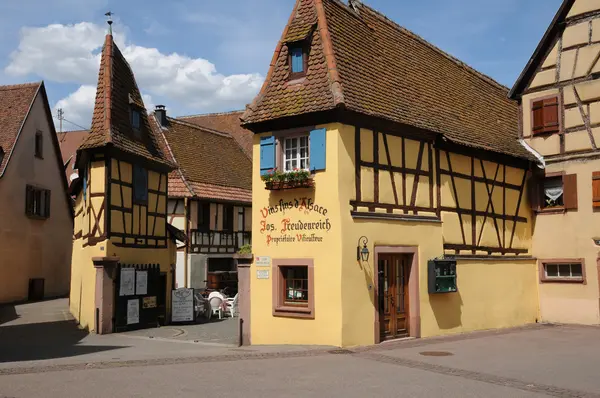 Alsácia, a pitoresca aldeia velha de Eguisheim — Fotografia de Stock