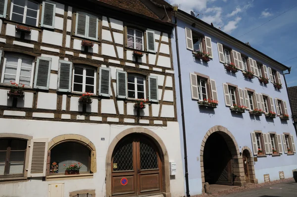 Elsass, das malerische alte Dorf Eguisheim — Stockfoto