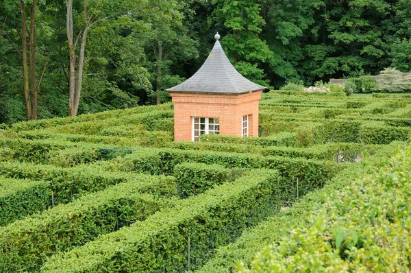法国的 breteuil castel 的花园 — 图库照片
