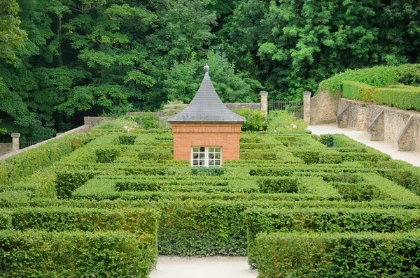 Francia, el jardín del castillo de Breteuil — Foto de Stock