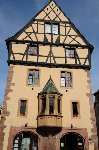 El pueblo de Thann en Haut Rhin — Foto de Stock