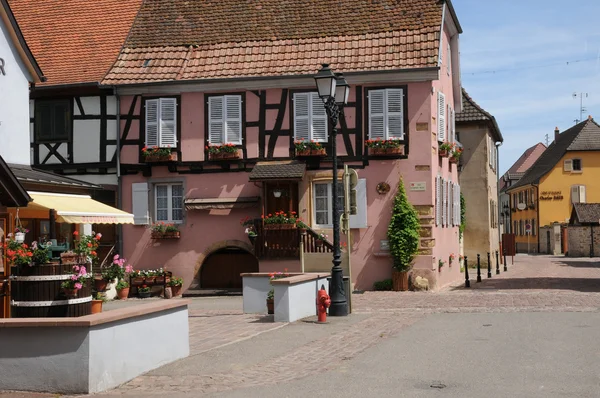 Elsass, das malerische alte Dorf Eguisheim — Stockfoto