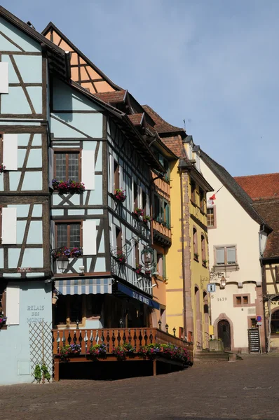 El pintoresco pueblo de Riquewihr en Alsacia —  Fotos de Stock